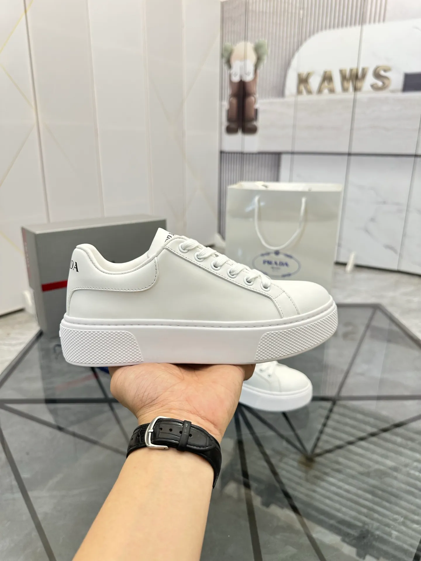 Men's shoes for sale 💰: 💰P520¥ High-end top quality Product trademark: Prada *"Prada*" low-top casual shoes Regular size: 35-45 (can be customized to 46) Couple style Product materials: imported first-layer cowhide leather upper, water-dyed sheep lining, original ultra-light foam outsole. No.: H201